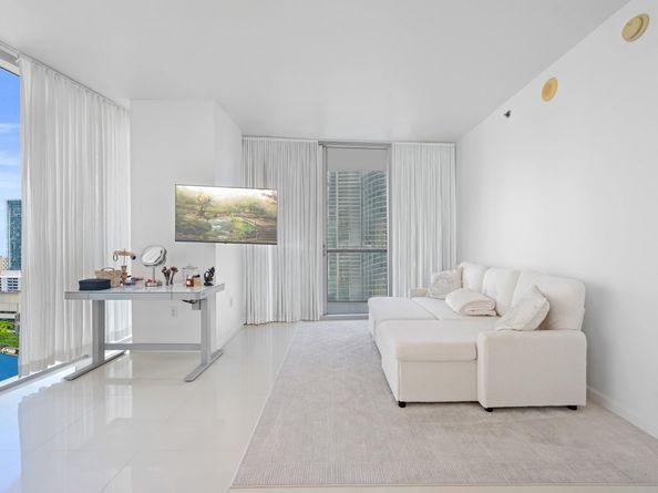 475 Brickell Ave 1815, Miami FL 33131
