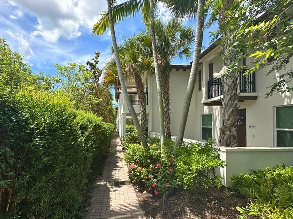 4670 Monarch Way, Coconut Creek FL 33073
