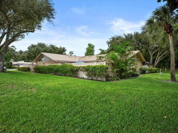 5261 Eagle Lake Drive, Palm Beach Gardens FL 33418