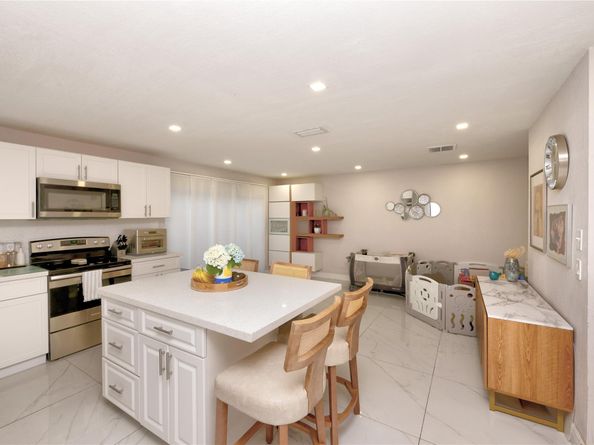 621 Lakeshore Ter, Davie FL 33325