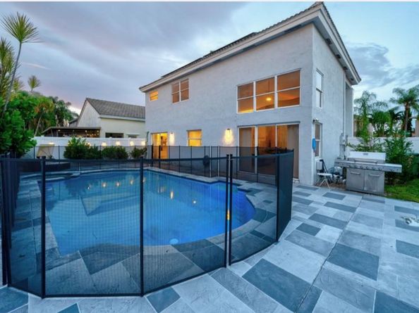 621 Lakeshore Ter, Davie FL 33325