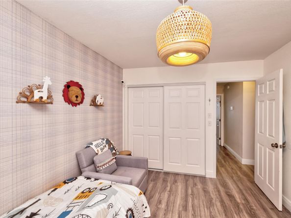 621 Lakeshore Ter, Davie FL 33325