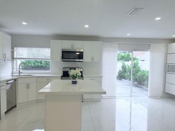 621 Lakeshore Ter, Davie FL 33325