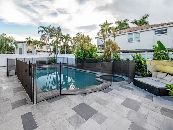 621 Lakeshore Ter, Davie FL 33325