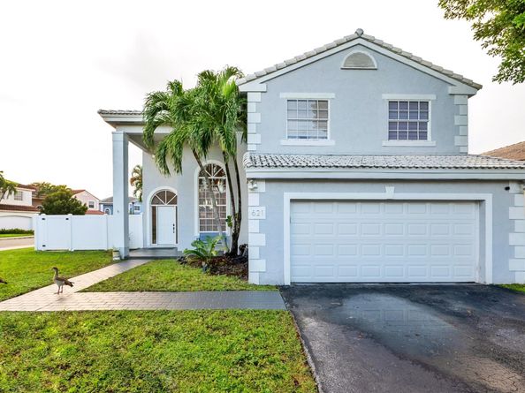 621 Lakeshore Ter, Davie FL 33325