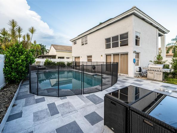 621 Lakeshore Ter, Davie FL 33325