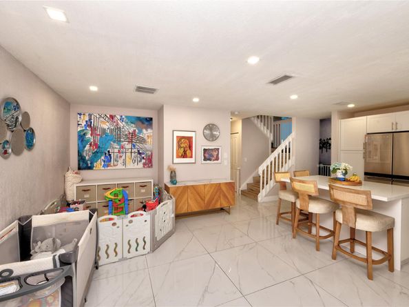 621 Lakeshore Ter, Davie FL 33325