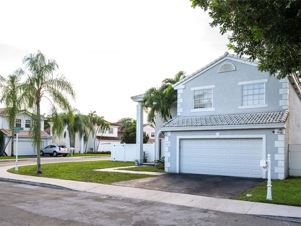 621 Lakeshore Ter, Davie FL 33325