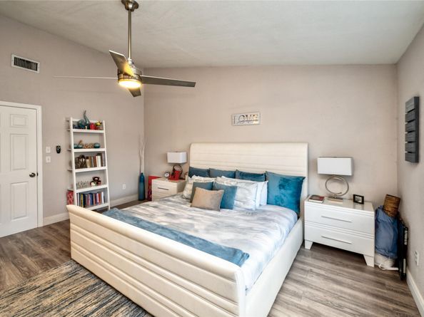 621 Lakeshore Ter, Davie FL 33325