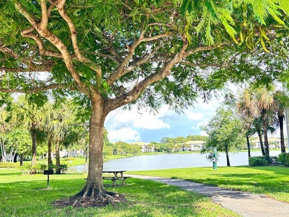 5025 Wiles Road 107, Coconut Creek FL 33073