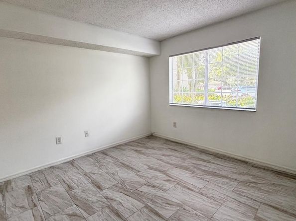 5025 Wiles Road 107, Coconut Creek FL 33073