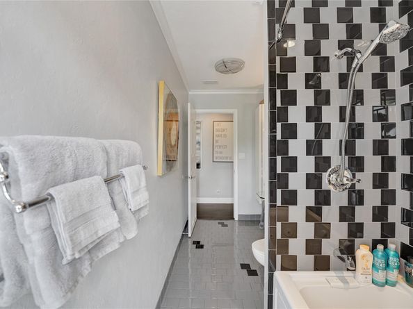 1280 NE 40th St, Oakland Park FL 33334