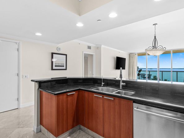 2650 Lake Shore Drive 703, Riviera Beach FL 33404