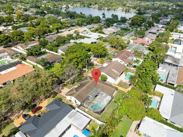 1940 SW 69th Ave, Plantation FL 33317