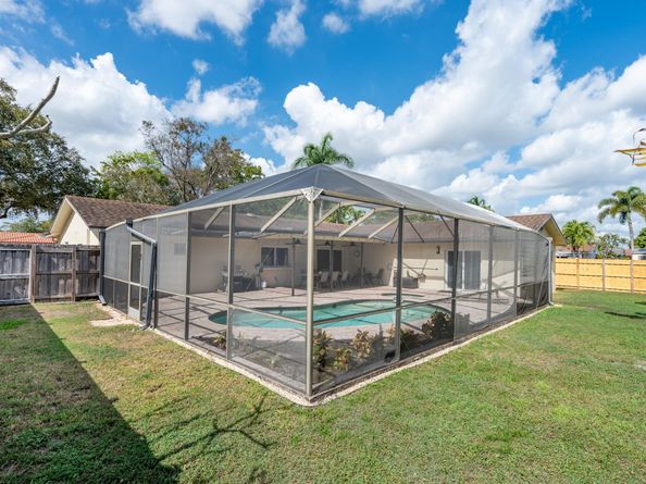 1940 SW 69th Ave, Plantation FL 33317