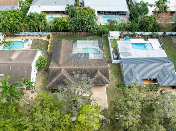 1940 SW 69th Ave, Plantation FL 33317