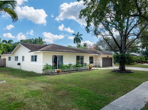 1940 SW 69th Ave, Plantation FL 33317