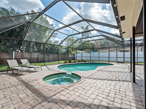 1940 SW 69th Ave, Plantation FL 33317