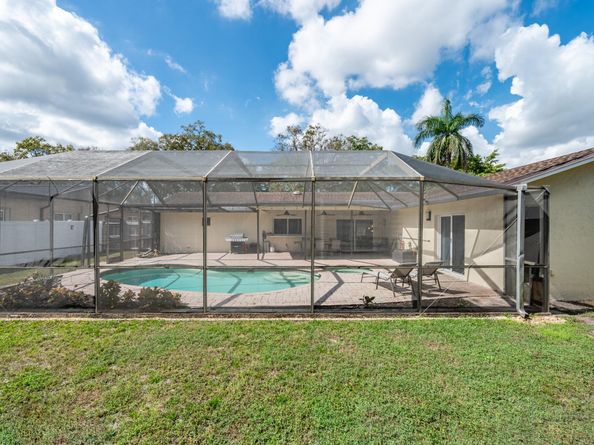 1940 SW 69th Ave, Plantation FL 33317