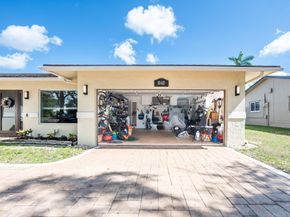 1940 SW 69th Ave, Plantation FL 33317