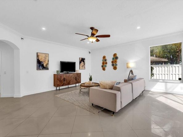 13702 NW 10th Ct, Pembroke Pines FL 33028