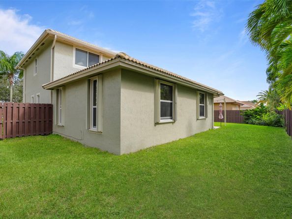 16566 N Mariposa Cir, Fort Lauderdale FL 33331