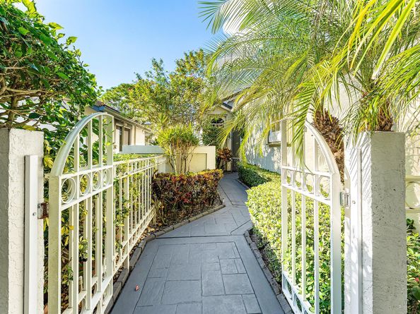 6861 Briarlake Circle, Palm Beach Gardens FL 33418
