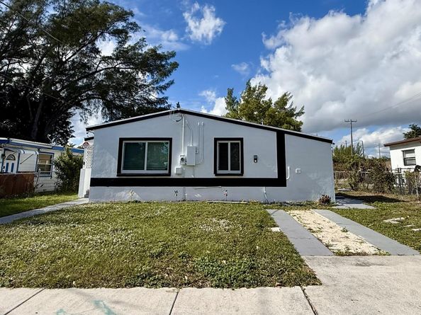 5909 Pinewood Avenue, West Palm Beach FL 33407