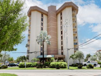 501 N Riverside Dr