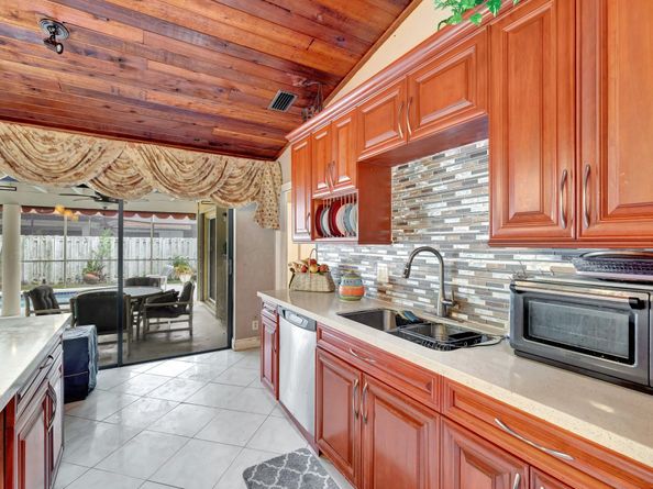5230 NW 73rd Way, Lauderhill FL 33319