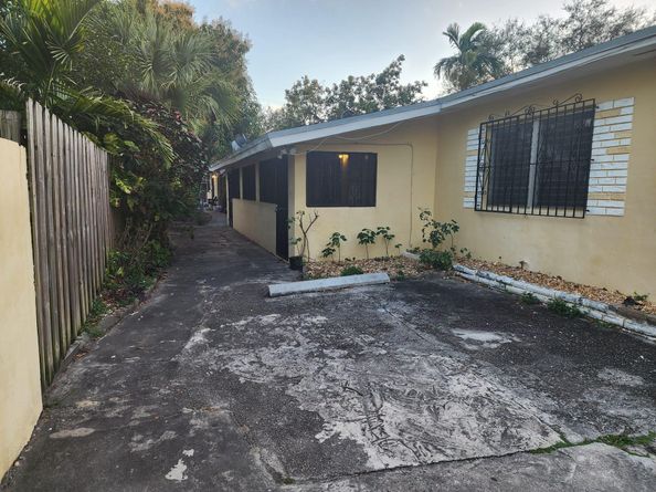836 NW 101st St, Miami FL 33150