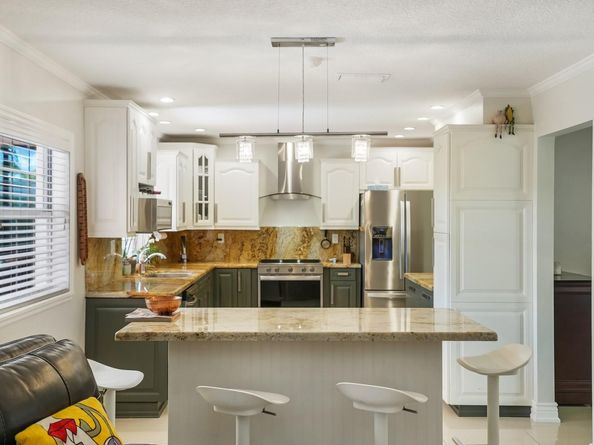 906 NW 83rd Dr, Coral Springs FL 33071