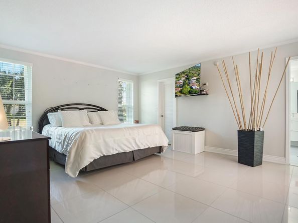 906 NW 83rd Dr, Coral Springs FL 33071