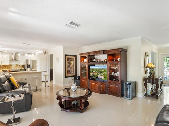 906 NW 83rd Dr, Coral Springs FL 33071