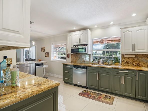906 NW 83rd Dr, Coral Springs FL 33071