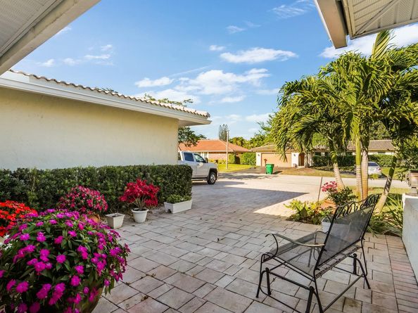 906 NW 83rd Dr, Coral Springs FL 33071