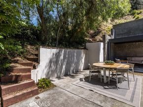 10210 La Canada, Burbank CA 91040