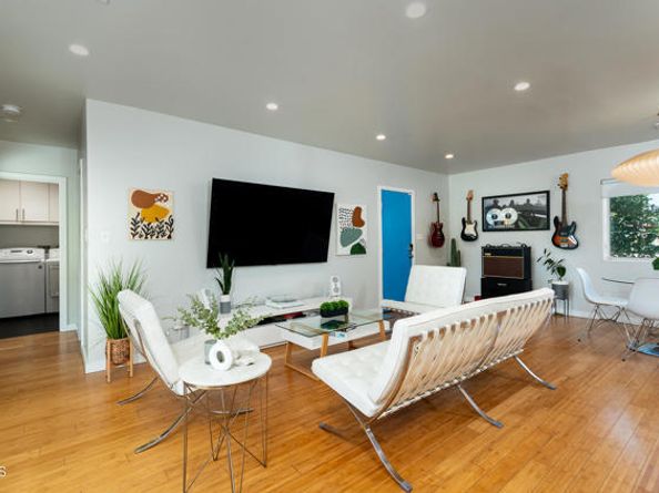 17402 Cohasset Street, Van Nuys (los Angeles) CA 91406