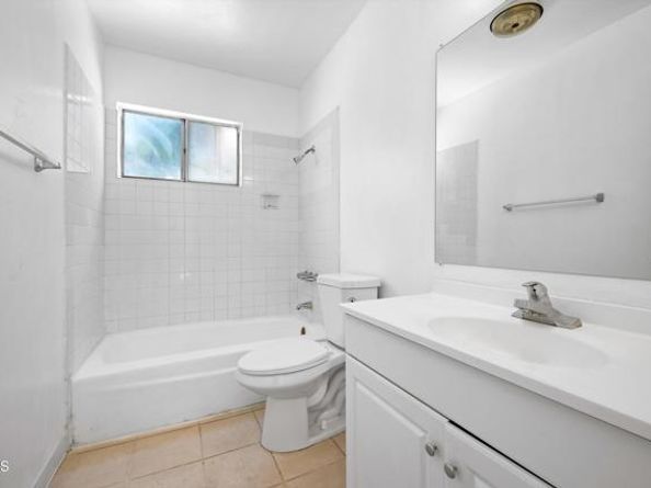 13040 Dronfield Avenue 3, Sylmar (los Angeles) CA 91342