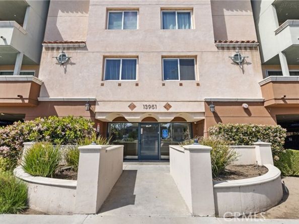 13951 Sherman Way 301, Van Nuys (los Angeles) CA 91405