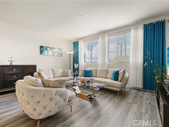 13951 Sherman Way 301, Van Nuys (los Angeles) CA 91405