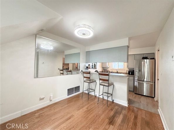 22131 Oxnard Street, Woodland Hills (los Angeles) CA 91367