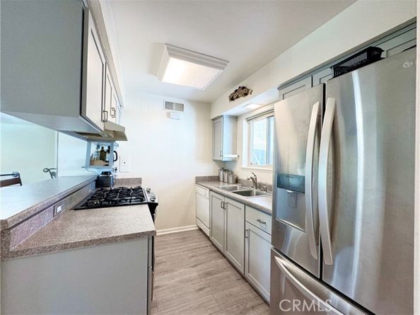22131 Oxnard Street, Woodland Hills (los Angeles) CA 91367