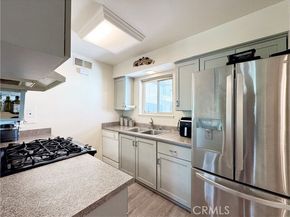 22131 Oxnard Street, Woodland Hills (los Angeles) CA 91367