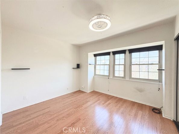 22131 Oxnard Street, Woodland Hills (los Angeles) CA 91367