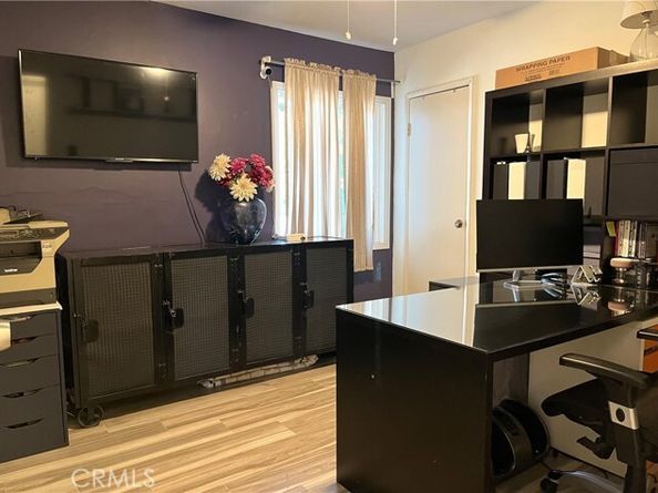 20800 Clark Street, Woodland Hills (los Angeles) CA 91367