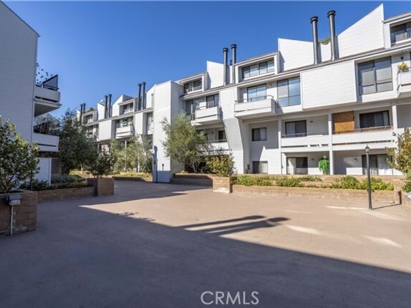 13331 Moorpark Street 319, Sherman Oaks CA 91423