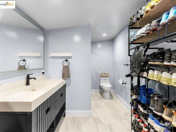 2016 104th AVE, Oakland CA 94603