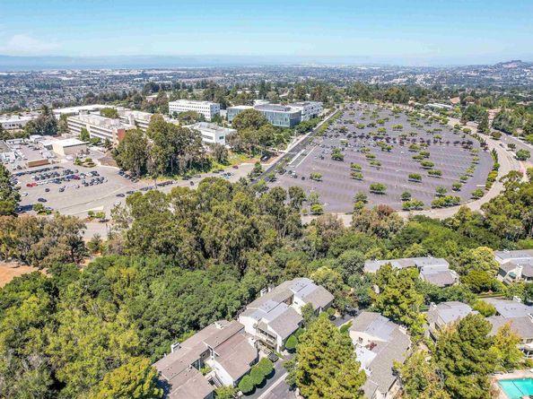 2437 Saint Helena Dr 4, Hayward CA 94542