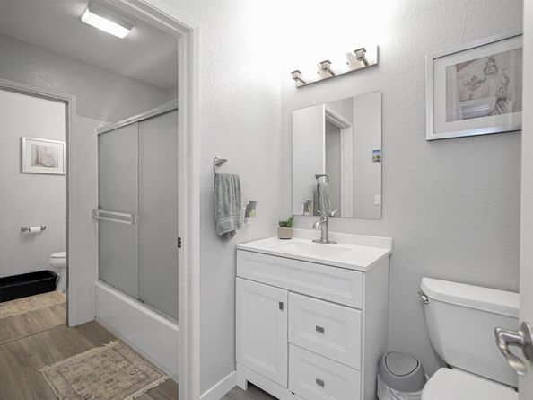 2437 Saint Helena Dr 4, Hayward CA 94542